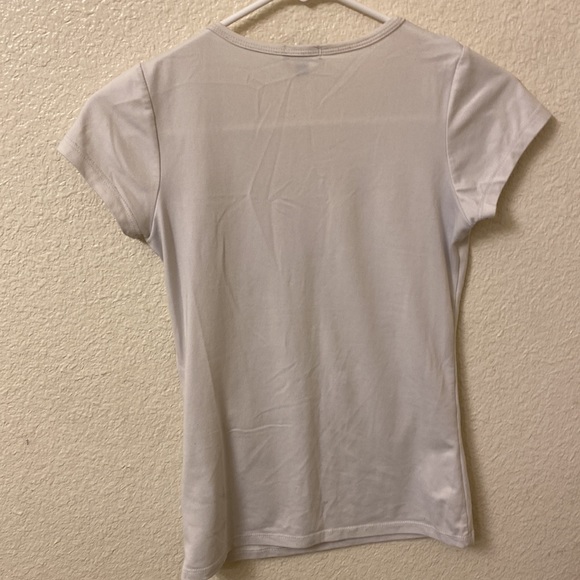 A white shirt with a design - Picture 2 of 4